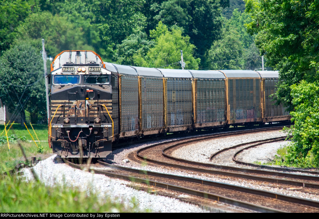 A southbound autorack train rounds the bend at Oneida   